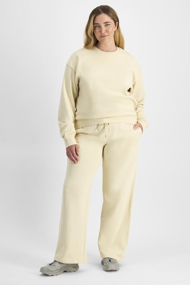 Chanel (She/Her) wears size L and is 176cm tall with 104cm chest and 89cm waist