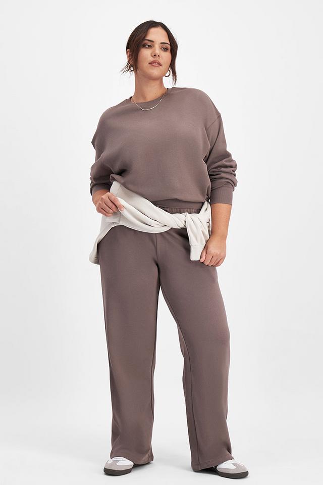 Bella (She/Her) wears size Large and is 173cm tall with 95cm chest and 77cm waist
