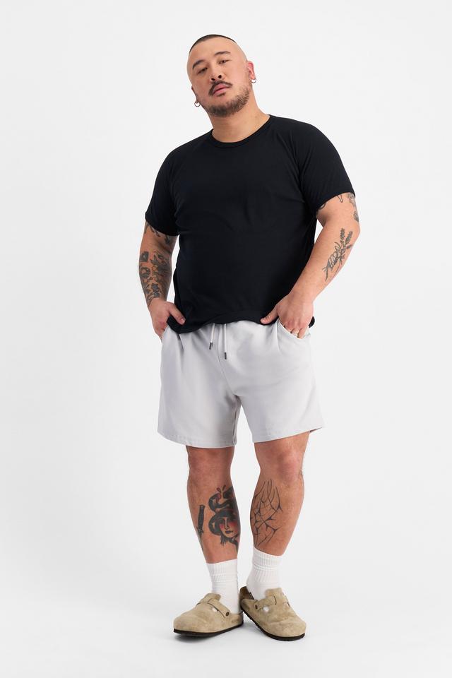 Mike (He/Him) wears size XL and is 180cm tall with 120cm chest and 96cm waist