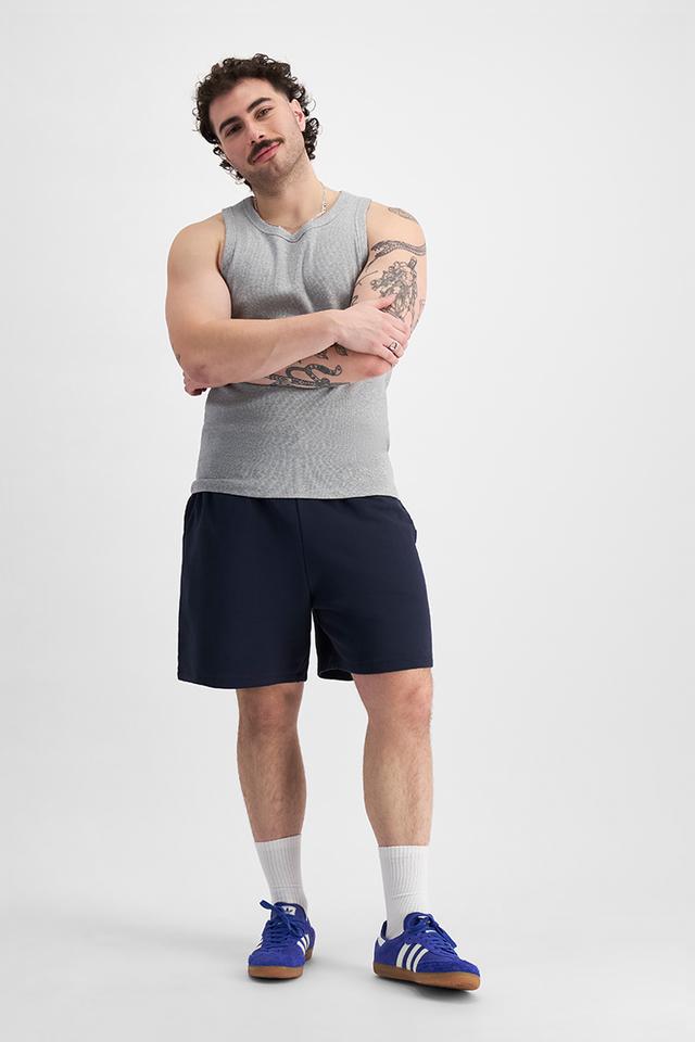 Sam (He/Him) wears size XL and is 178cm tall with 112cm chest