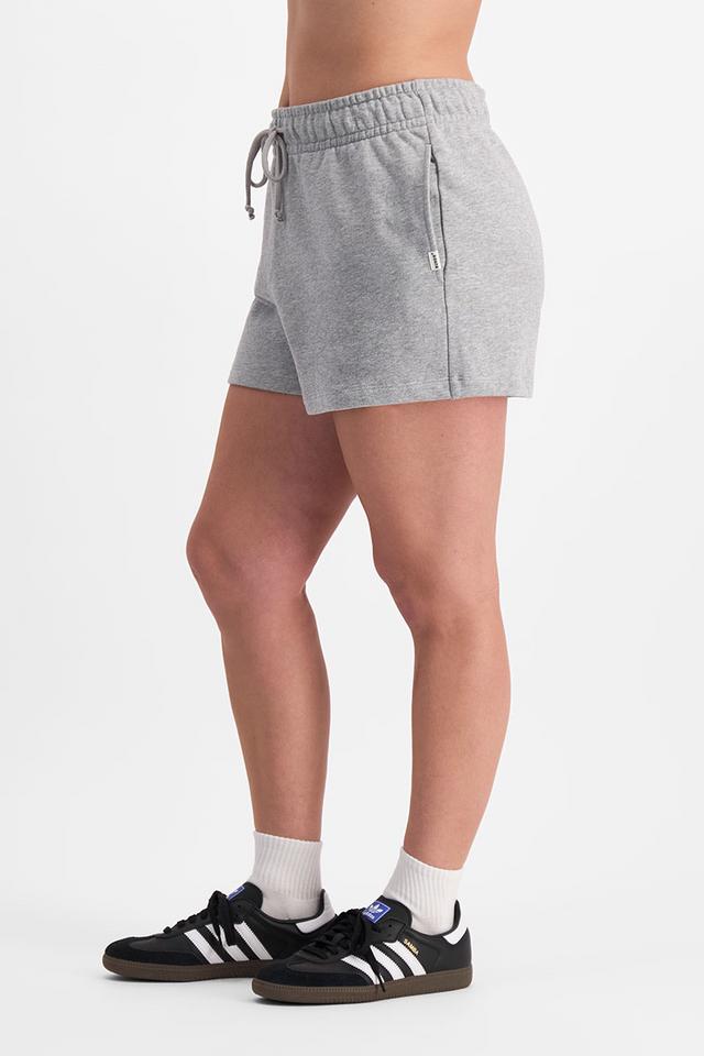 Zoe (She/Her) wears size L and is 170cm tall with 98cm chest and 85cm waist