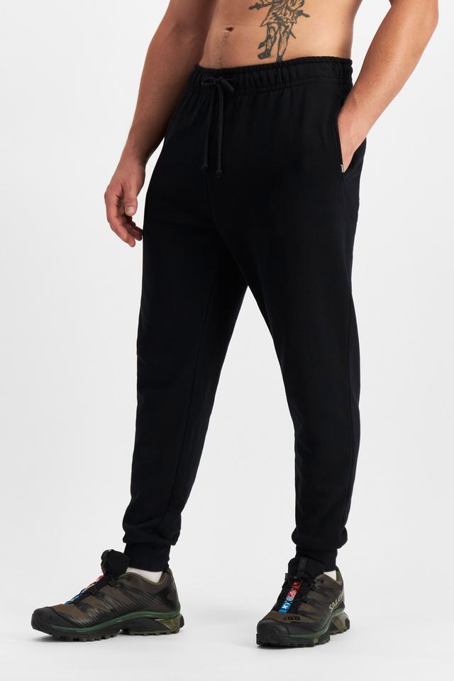 JOSH (He/Him) wears size M and is 185.48cm tall with 99cm chest and 81cm waist