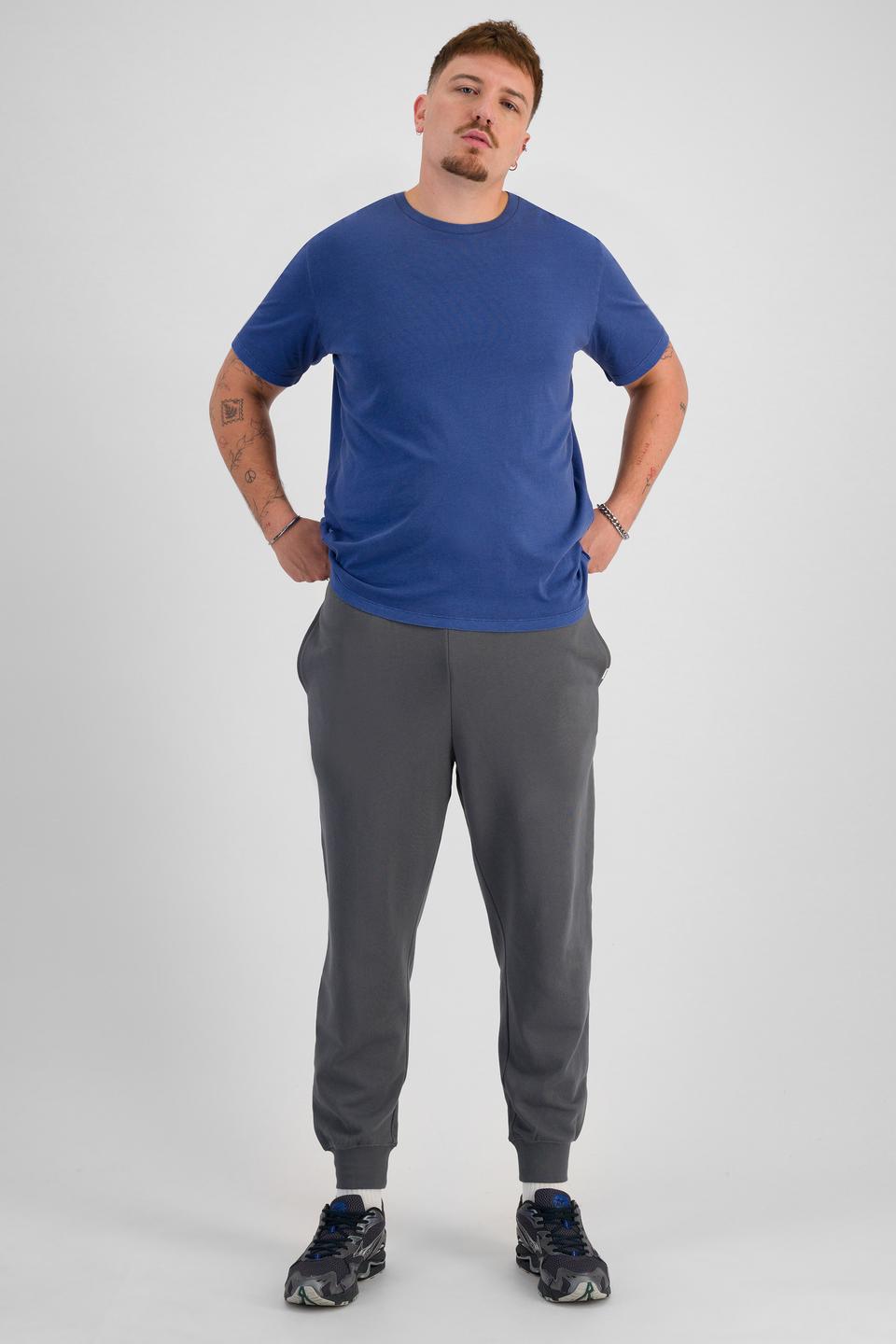 Jake (He/Him) wears size XL and is 195cm tall with 115cm chest and 106cm waist