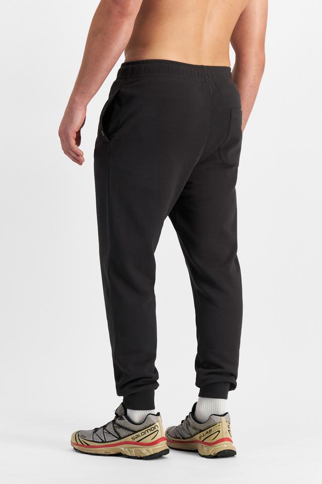JOSH (He/Him) wears size M and is 185.48cm tall with 99cm chest and 81cm waist