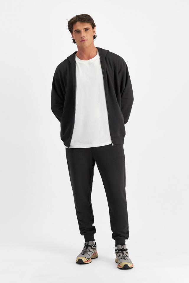 JOSH (He/Him) wears size M and is 185.48cm tall with 99cm chest and 81cm waist