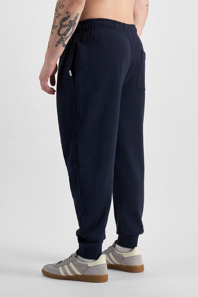 Sam (He/Him) wears size XL and is 178cm tall with 112cm chest