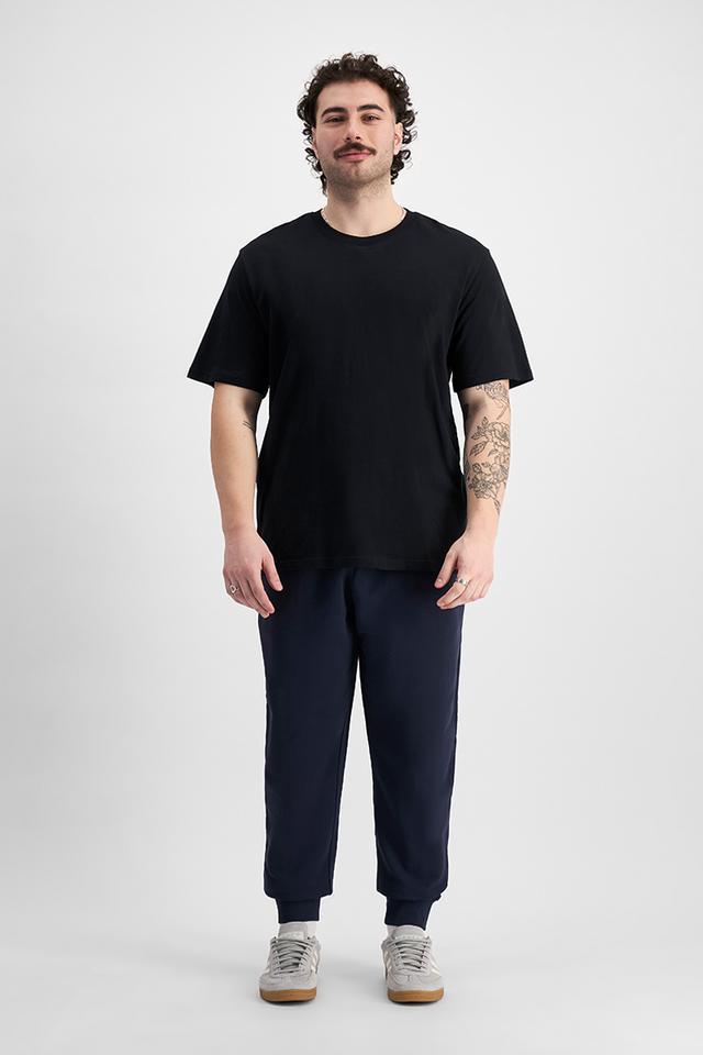 Sam (He/Him) wears size XL and is 178cm tall with 112cm chest