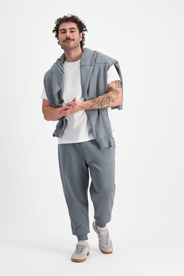 Sam (He/Him) wears size XL and is 178cm tall with 112cm chest