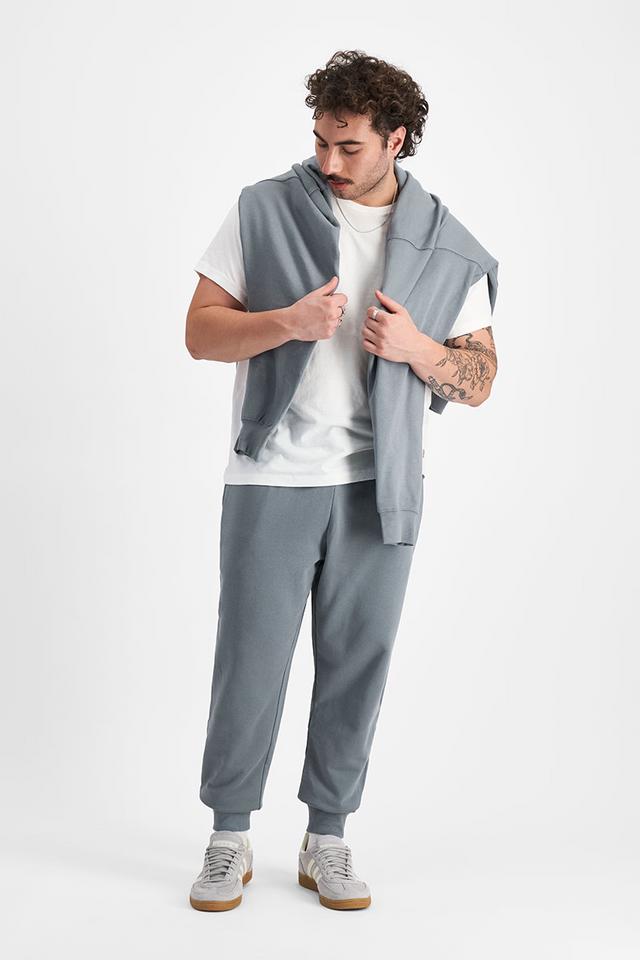 Sam (He/Him) wears size XL and is 178cm tall with 112cm chest