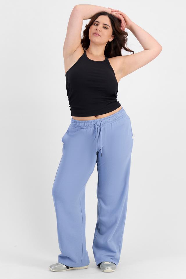 Bella (She/Her) wears size L and is 173cm tall with 95cm chest and 77cm waist