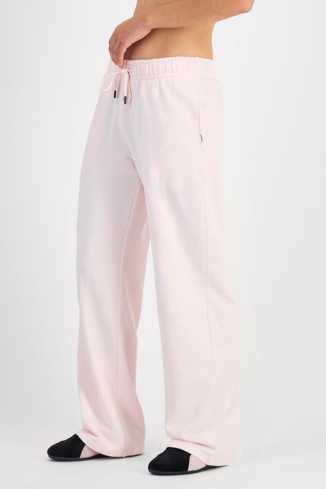 Tiana (She/Her) wears size S and is 176cm tall
