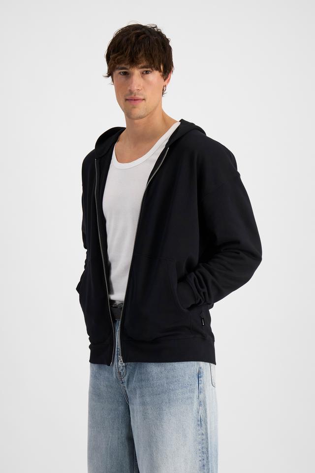 Alex (He/Him) wears size M and is 184cm tall with 98cm chest and 81cm waist