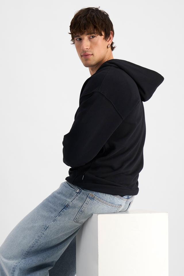 Alex (He/Him) wears size M and is 184cm tall with 98cm chest and 81cm waist