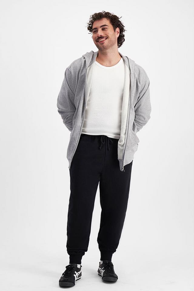 Sam (He/Him) wears size XL and is 178cm tall with 112cm chest