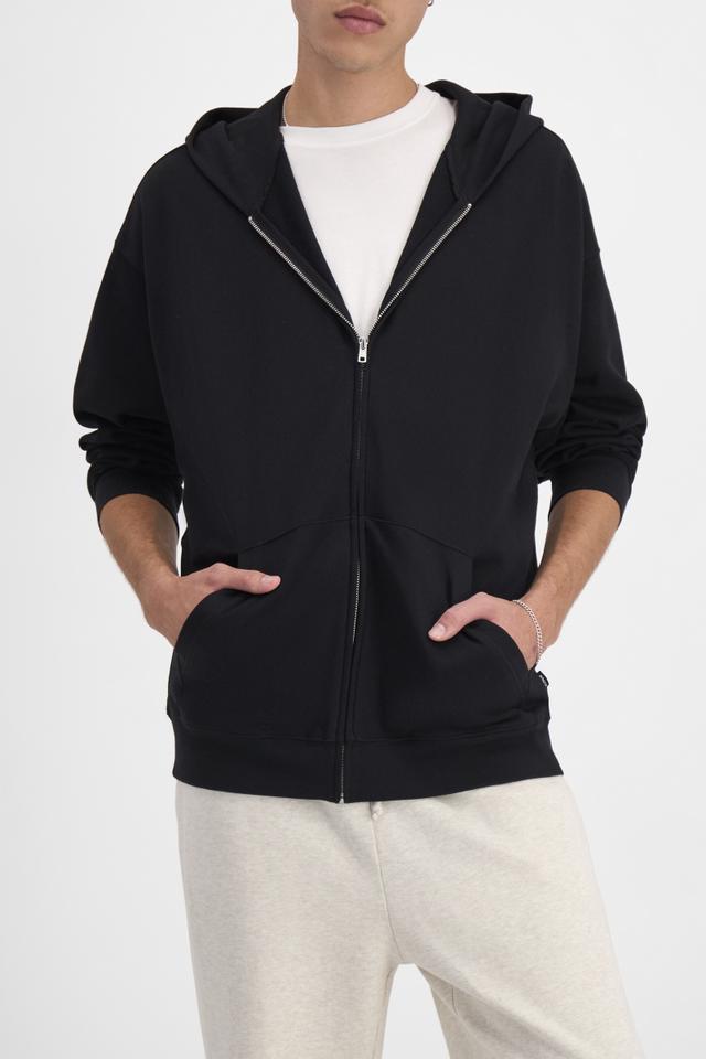 Eli (He/Him) wears size Large and is 193cm tall with 87cm chest and 73cm waist