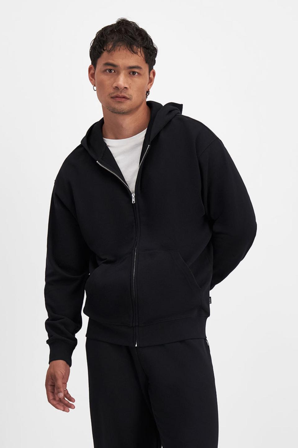 Carl-Michael (He/Him) wears size Medium and is 186cm tall with 97cm chest and 83cm waist