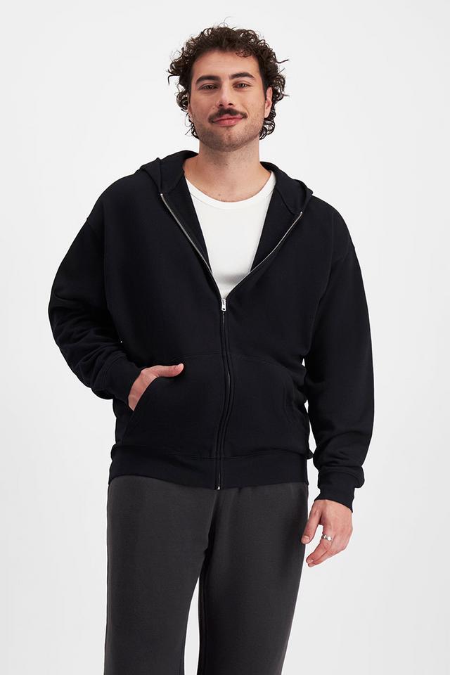 Sam (He/Him) wears size XL and is 178cm tall with 112cm chest