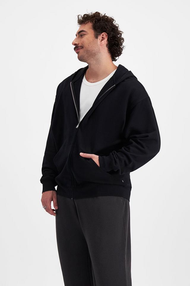 Sam (He/Him) wears size XL and is 178cm tall with 112cm chest