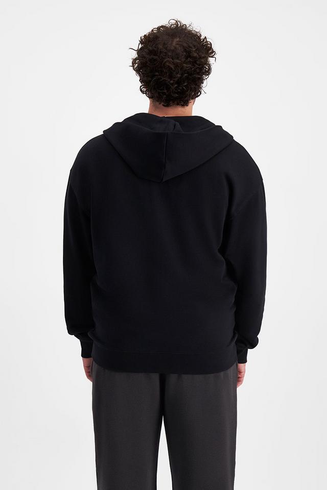 Sam (He/Him) wears size XL and is 178cm tall with 112cm chest