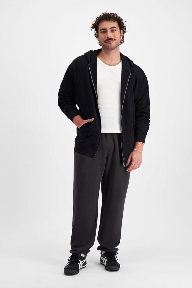 Sam (He/Him) wears size XL and is 178cm tall with 112cm chest
