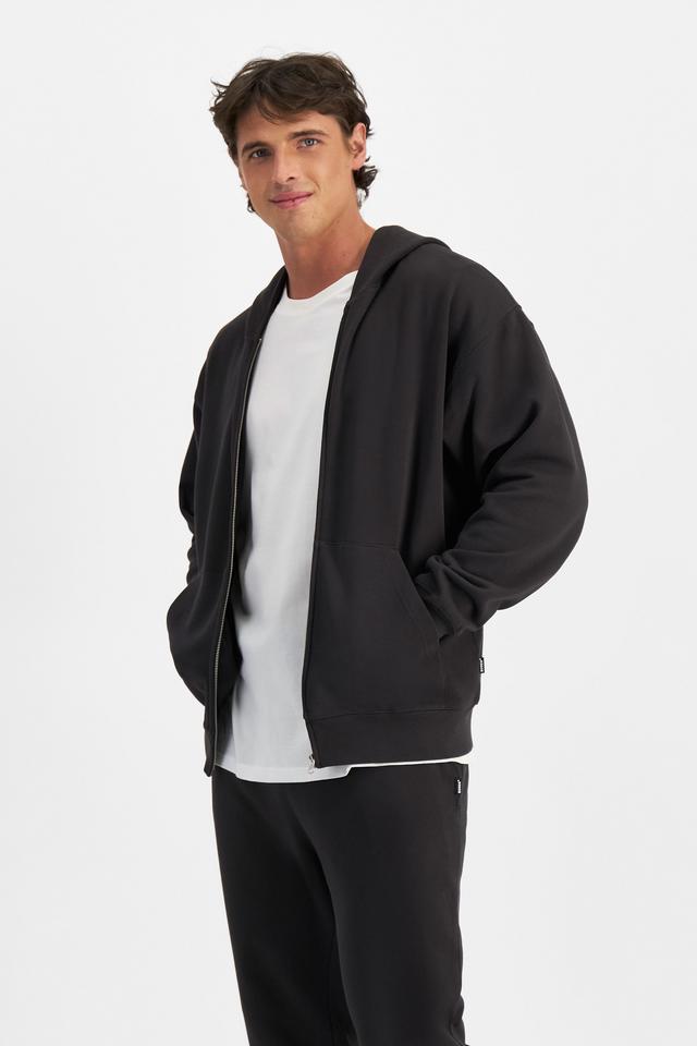 JOSH (He/Him) wears size M and is 185.48cm tall with 99cm chest and 81cm waist