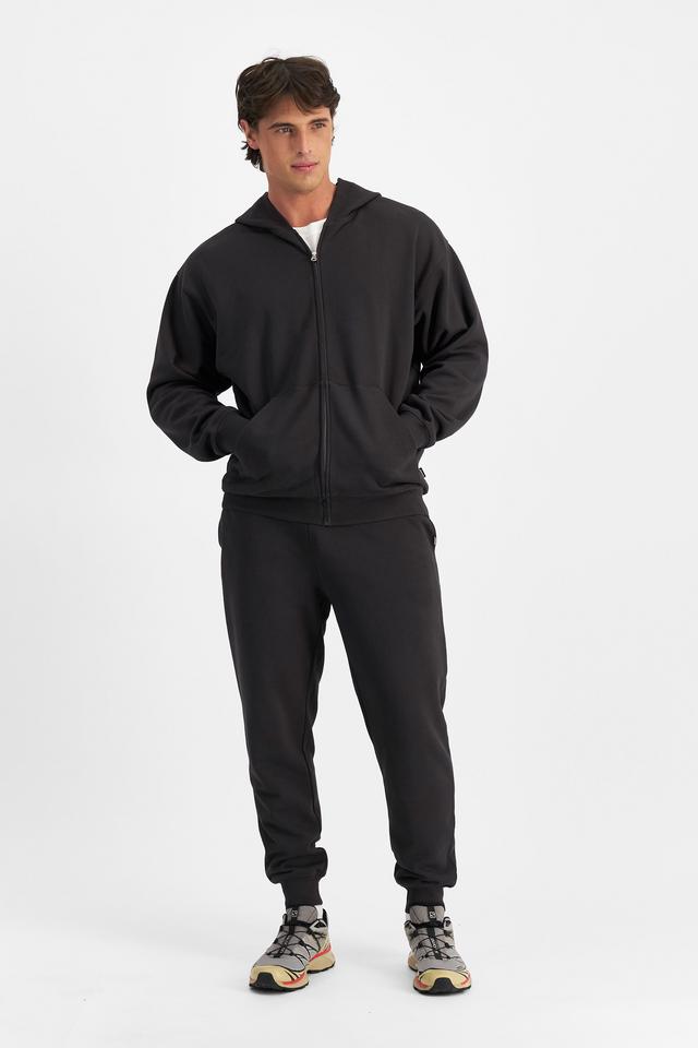 JOSH (He/Him) wears size M and is 185.48cm tall with 99cm chest and 81cm waist