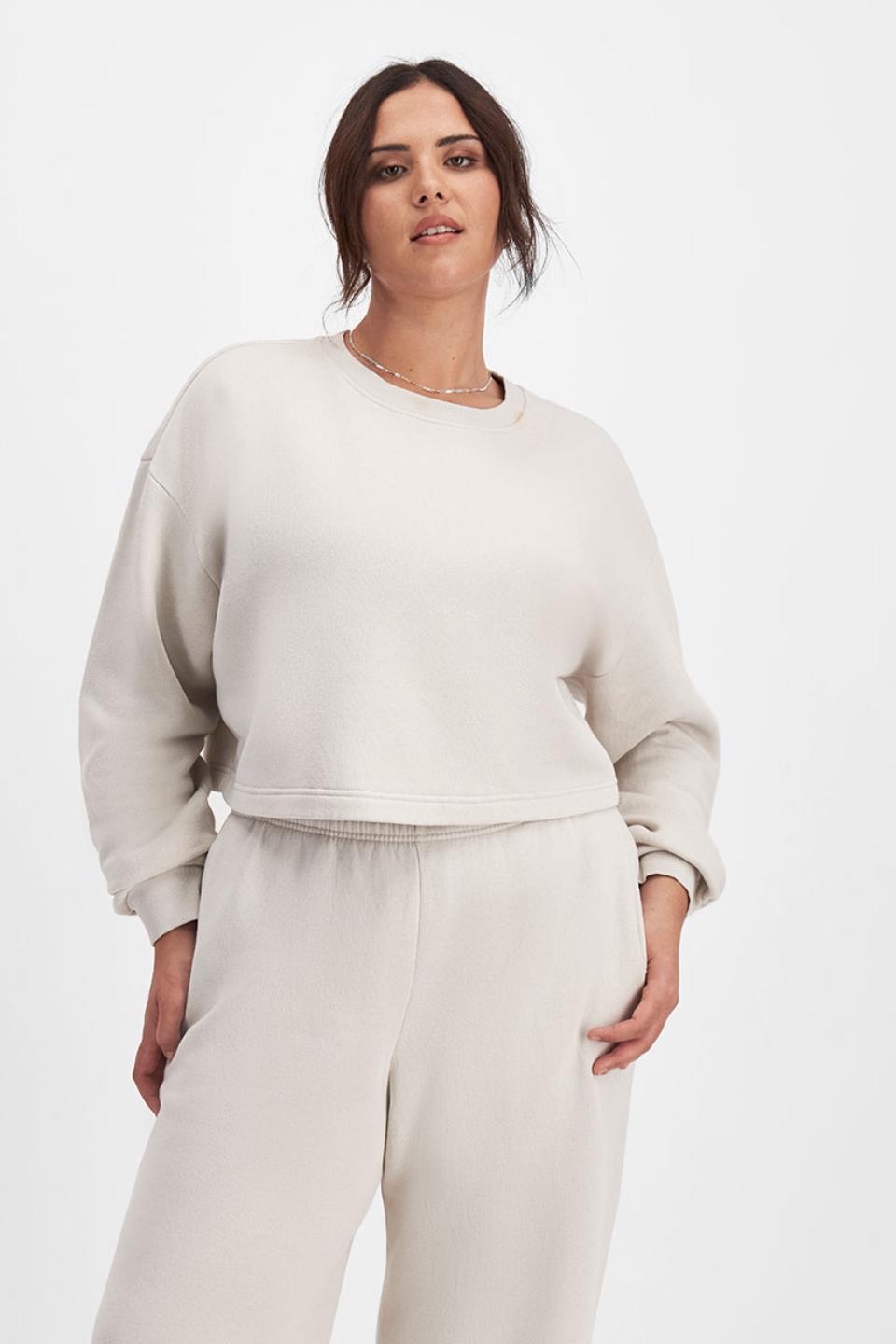 Bella (She/Her) wears size Large and is 173cm tall with 95cm chest and 77cm waist