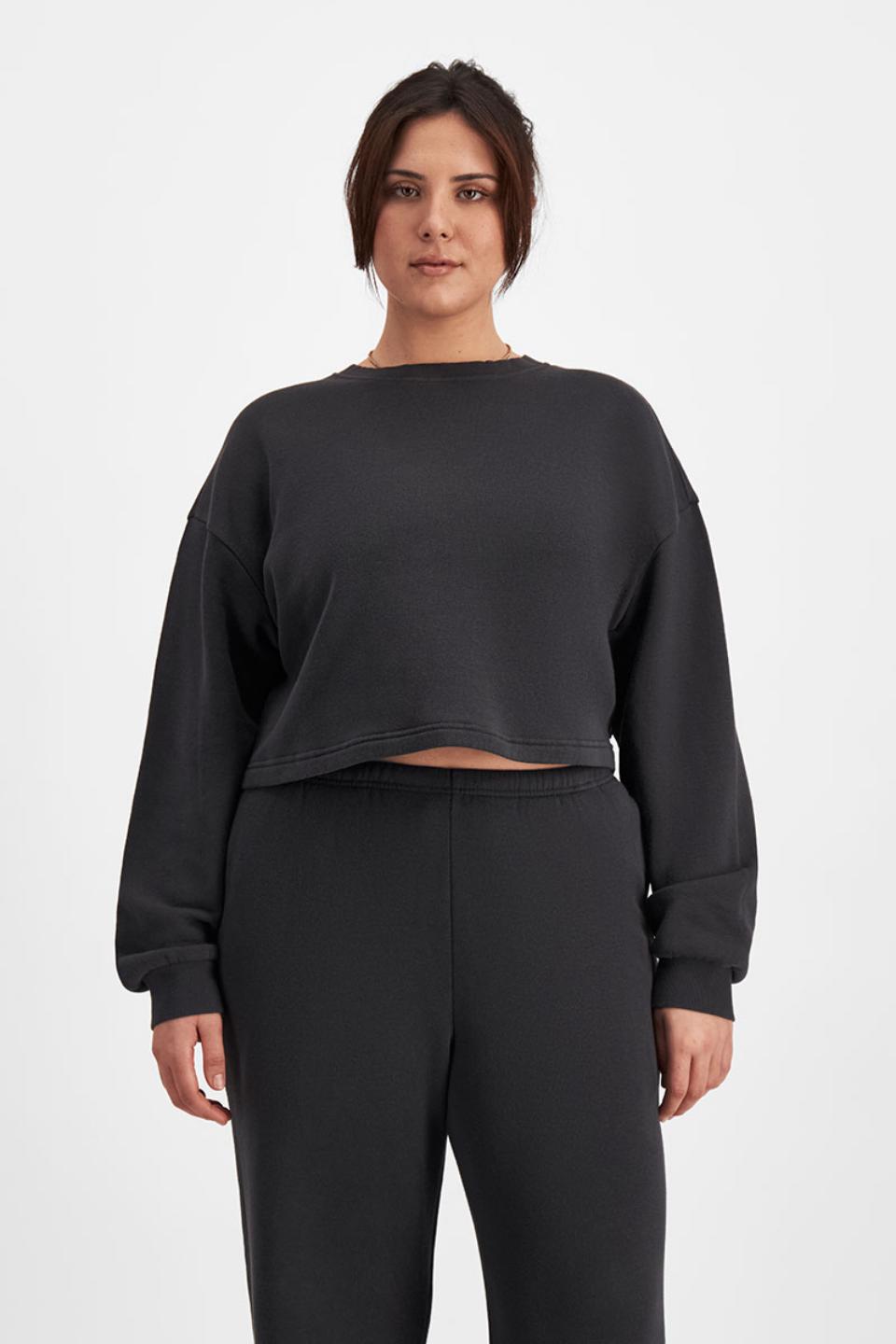 Bella (She/Her) Wears Size Large And Is 173cm Tall With 95cm Chest And 77cm Waist