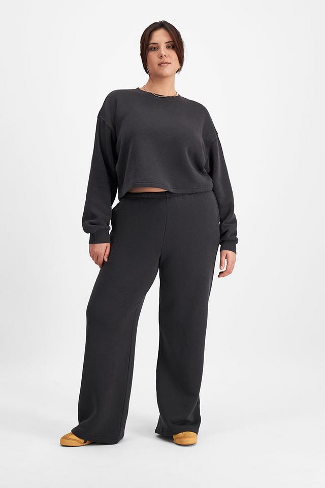 Bella (She/Her) Wears Size Large And Is 173cm Tall With 95cm Chest And 77cm Waist