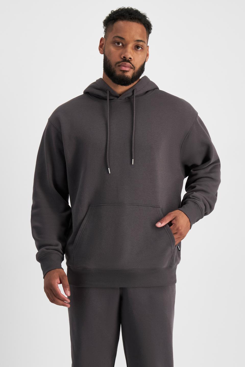 Jason (He/Him) wears size XL and is 194cm tall with 93cm chest and 113cm waist