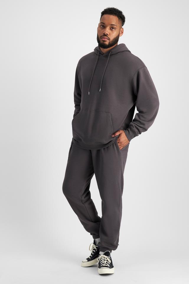 Jason (He/Him) wears size XL and is 194cm tall with 93cm chest and 113cm waist