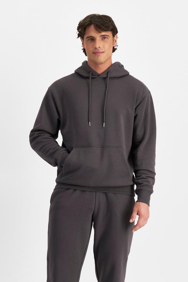 JOSH (He/Him) wears size M and is 185.48cm tall with 99cm chest and 81cm waist