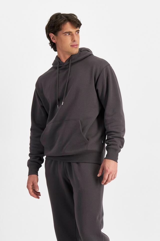 JOSH (He/Him) wears size M and is 185.48cm tall with 99cm chest and 81cm waist