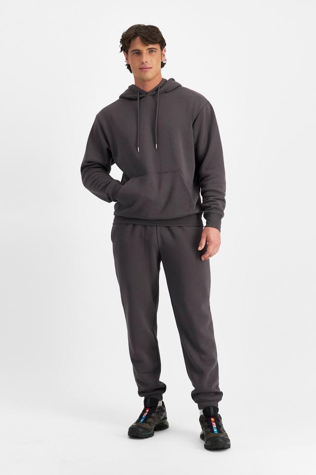 JOSH (He/Him) wears size M and is 185.48cm tall with 99cm chest and 81cm waist