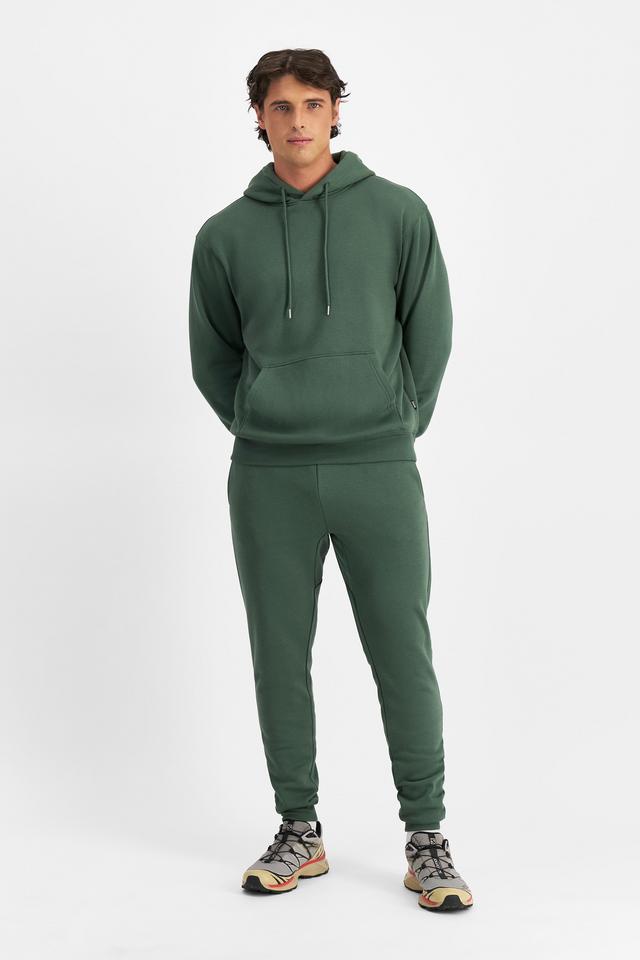JOSH (He/Him) wears size M and is 185.48cm tall with 99cm chest and 81cm waist