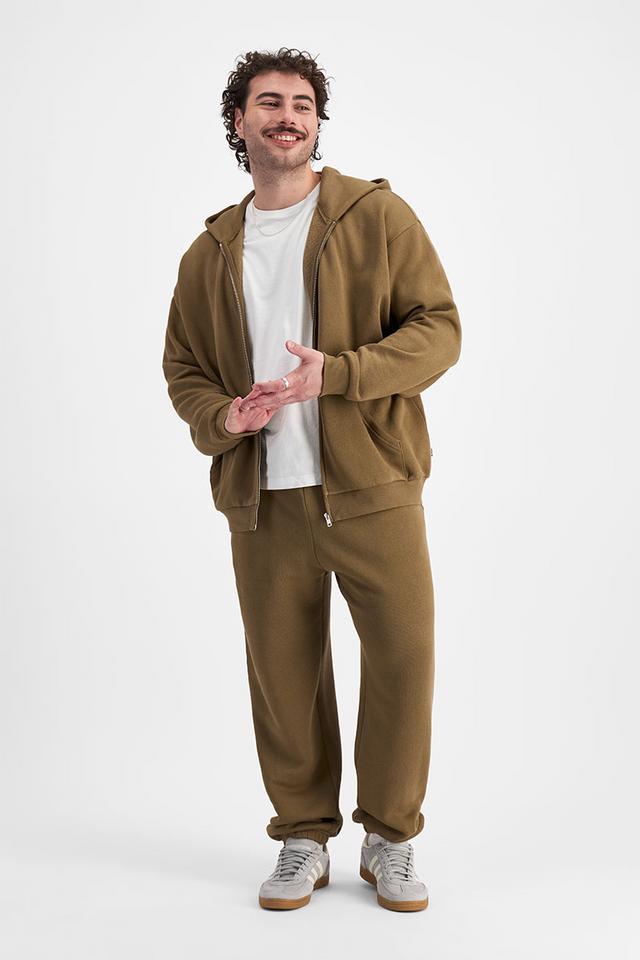 Sam (He/Him) wears size XL and is 178cm tall with 112cm chest