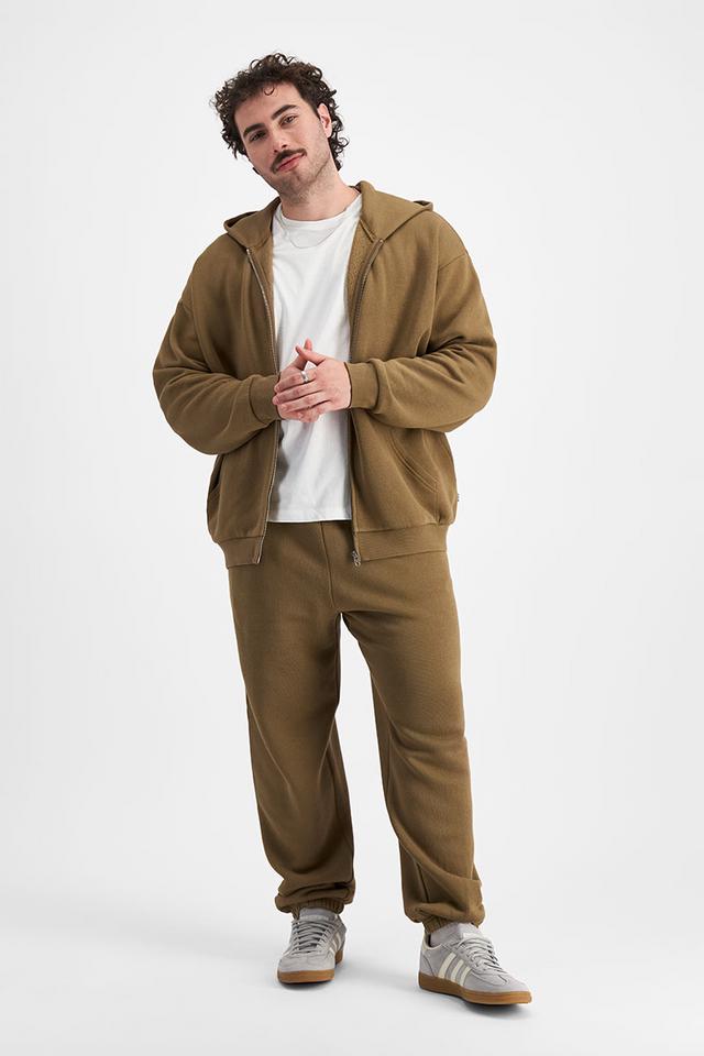 Sam (He/Him) wears size XL and is 178cm tall with 112cm chest