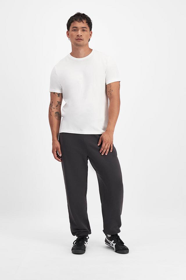 Carl-Michael (He/Him) wears size Medium and is 186cm tall with 97cm chest and 83cm waist