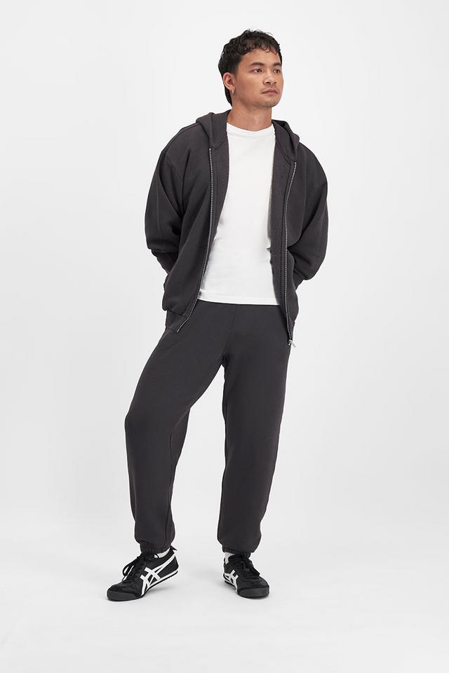 Carl-Michael (He/Him) wears size Medium and is 186cm tall with 97cm chest and 83cm waist