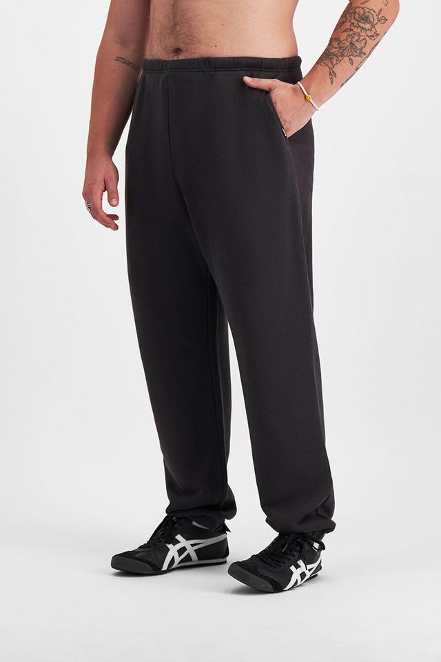 Sam (He/Him) wears size XL and is 178cm tall with 112cm chest