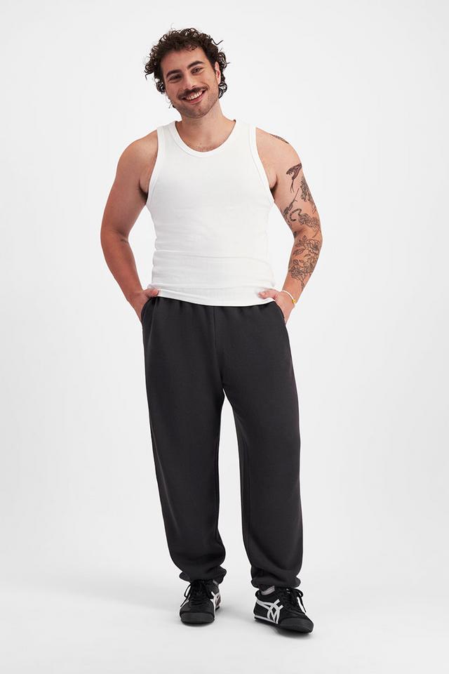 Sam (He/Him) wears size XL and is 178cm tall with 112cm chest
