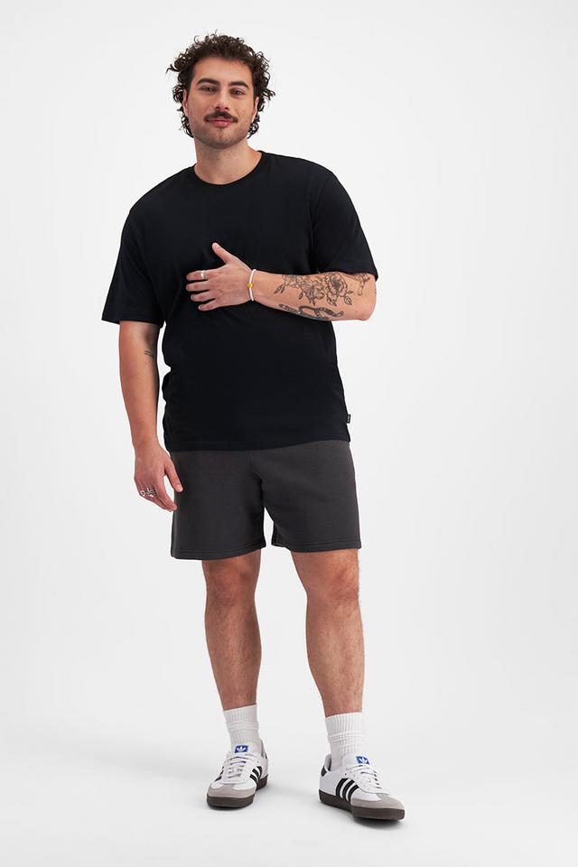 Sam (He/Him) wears size XL and is 178cm tall with 112cm chest