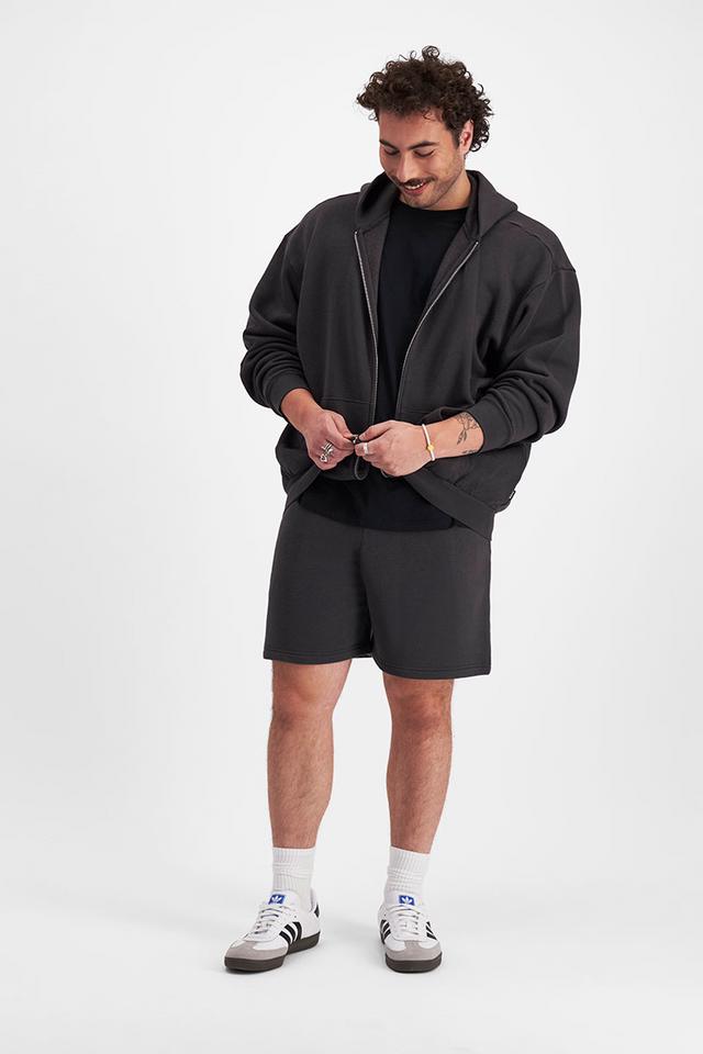 Sam (He/Him) wears size XL and is 178cm tall with 112cm chest