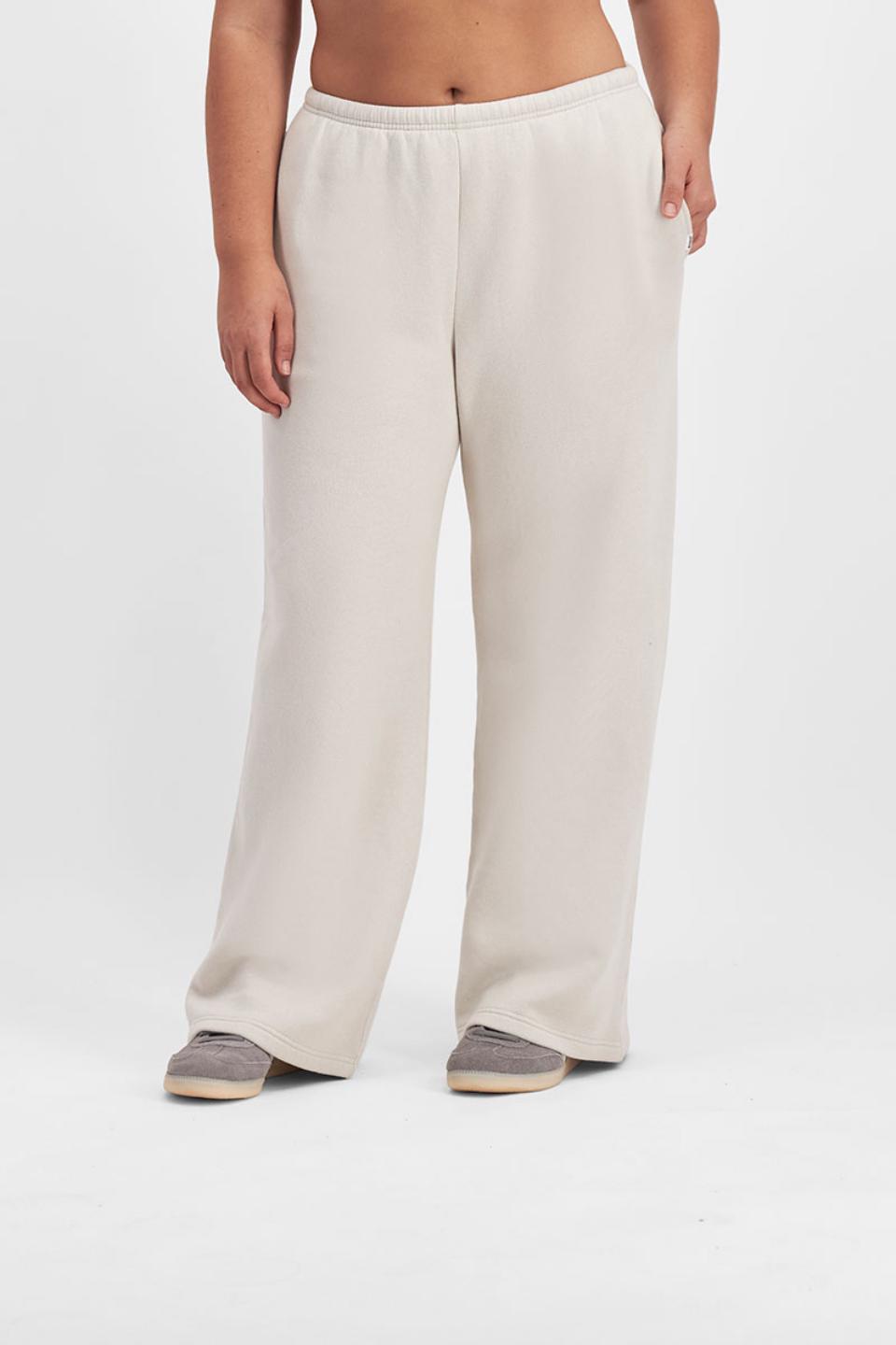 Bella (She/Her) wears size Large and is 173cm tall with 95cm chest and 77cm waist