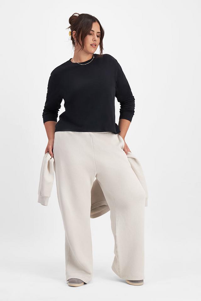 Bella (She/Her) wears size Large and is 173cm tall with 95cm chest and 77cm waist