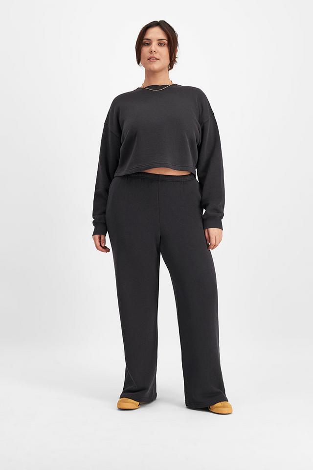 Bella (She/Her) Wears Size Large And Is 173cm Tall With 95cm Chest And 77cm Waist