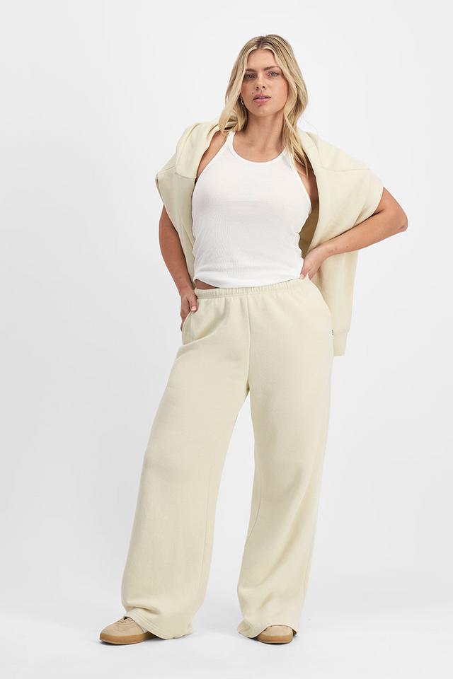 Zoe (She/Her) wears size Large and is 170cm tall with 98cm chest and 85cm waist
