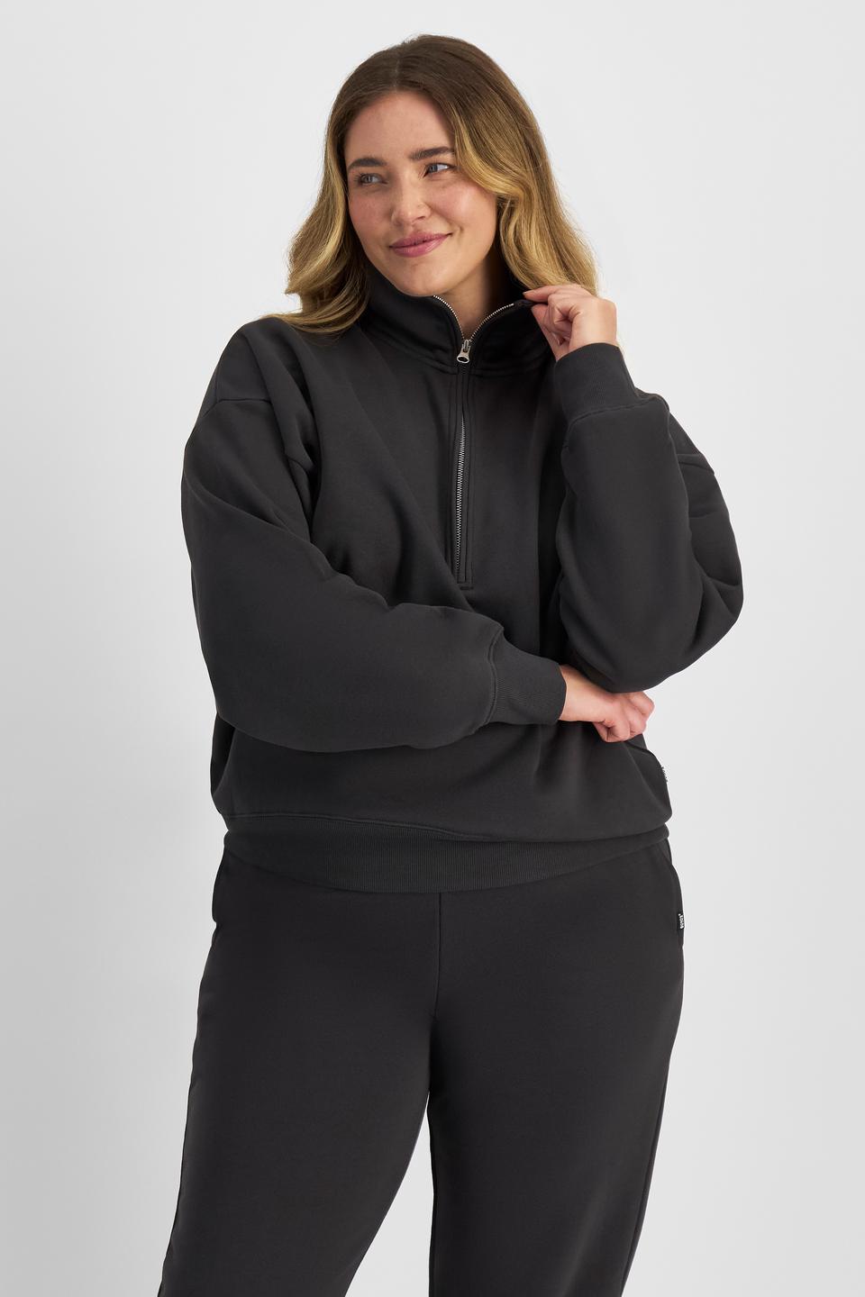Chanel (She/Her) wears size L and is 176cm tall with 104cm chest and 89cm waist
