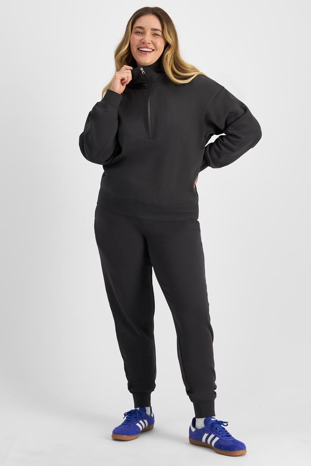 Chanel (She/Her) wears size L and is 176cm tall with 104cm chest and 89cm waist