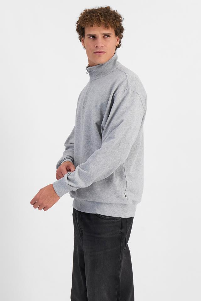 Kya (He/Him) wears size M and is 189cm tall with 99cm chest and 81cm waist